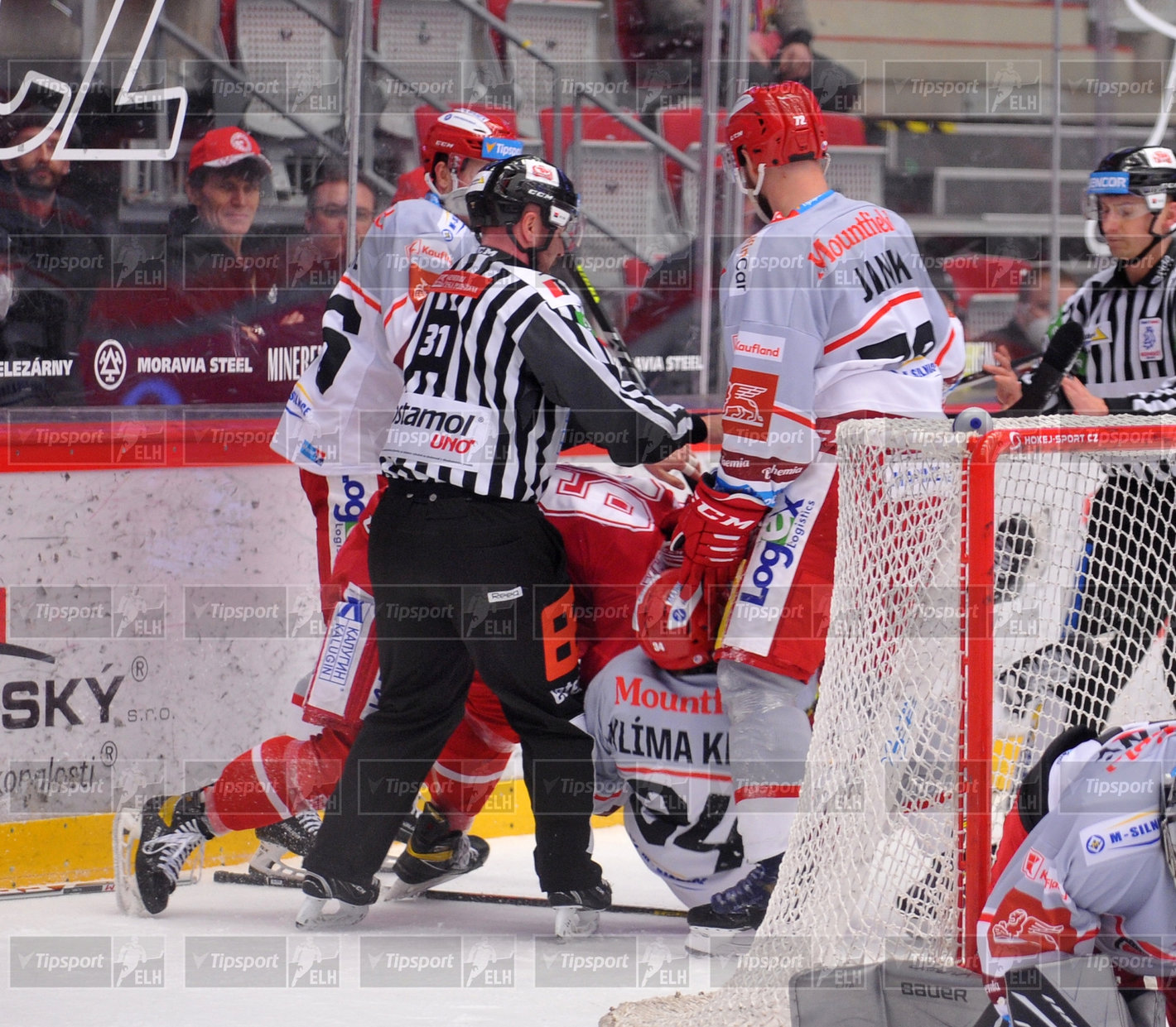 Patrik Hrehorčák v bitce s Kevinem Klímou. Foto: Marian Ježowicz