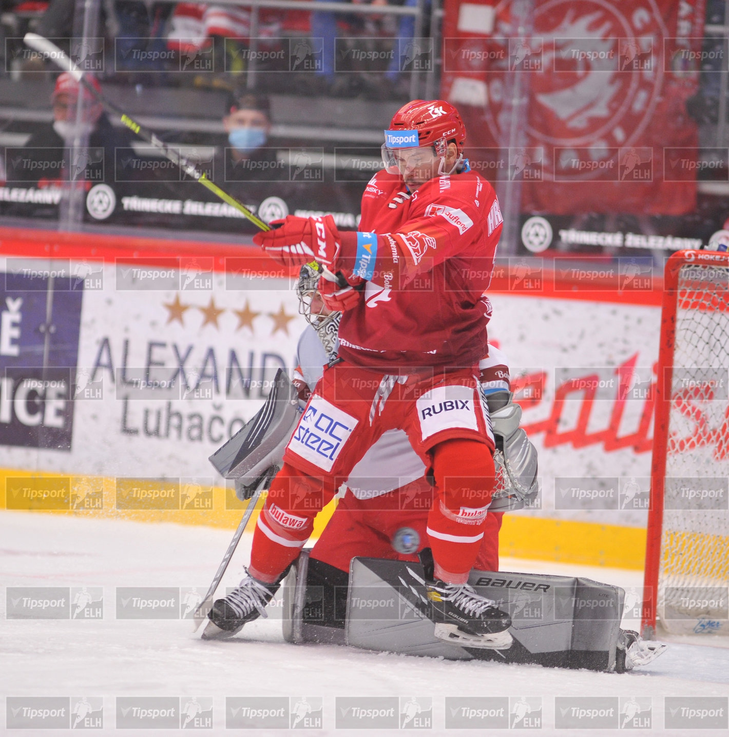 Patrik Hrehorčák tečuje před brankou. Foto: Marian Ježowicz 