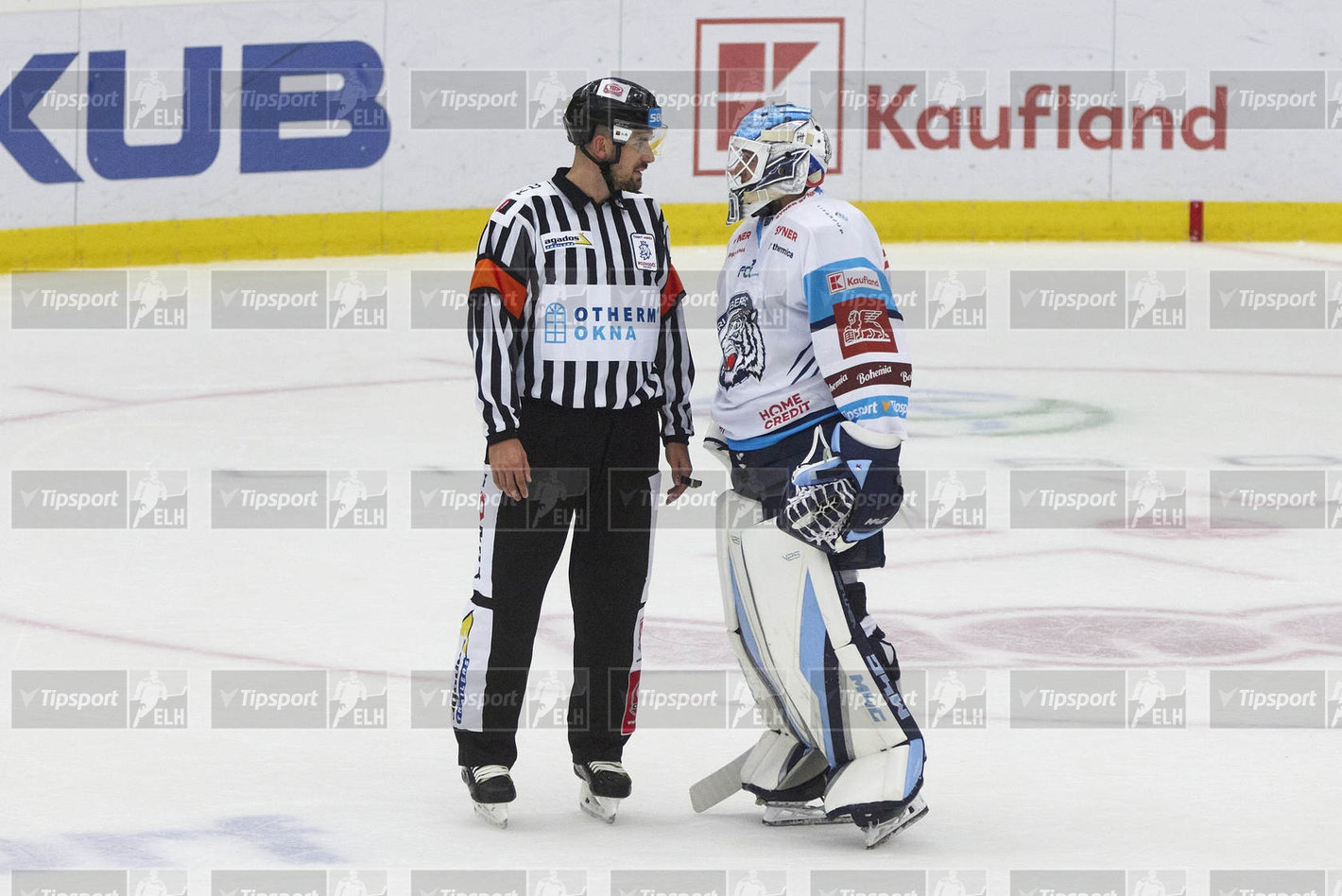 Petr Kváča přesvědčuje rozhodčího ať odvolá faul na něj. Úspěšně. Foto: Jiří Princ