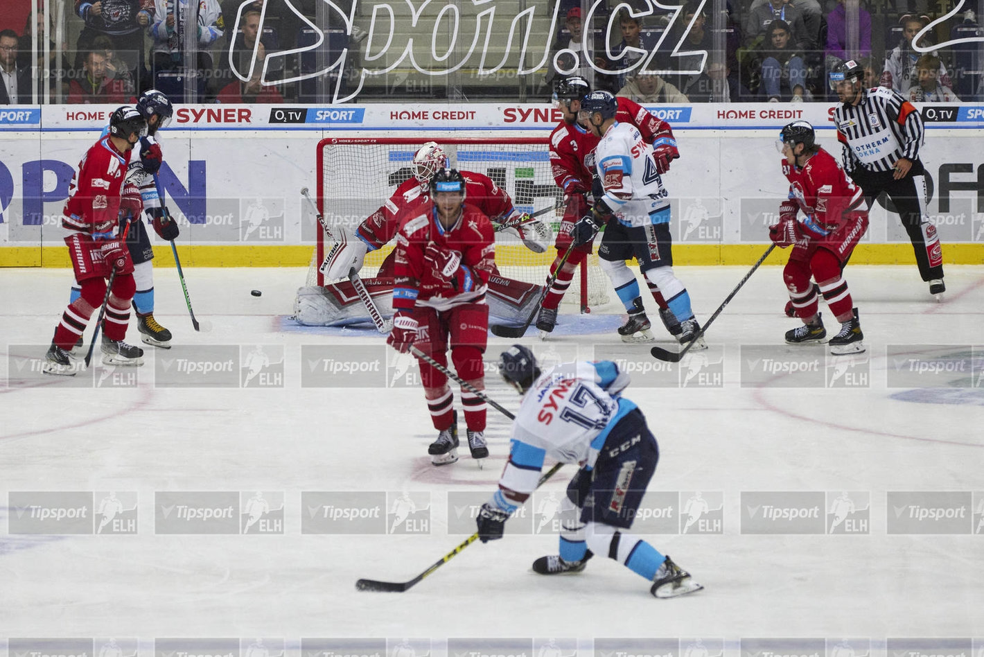 Lukáš Derner střílí mimo branku. Foto: Jiří Princ