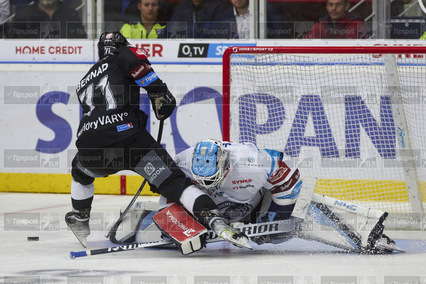 Petr Kváča chytá nájezd Davidu Bernadovi. Foto: Jiří Princ