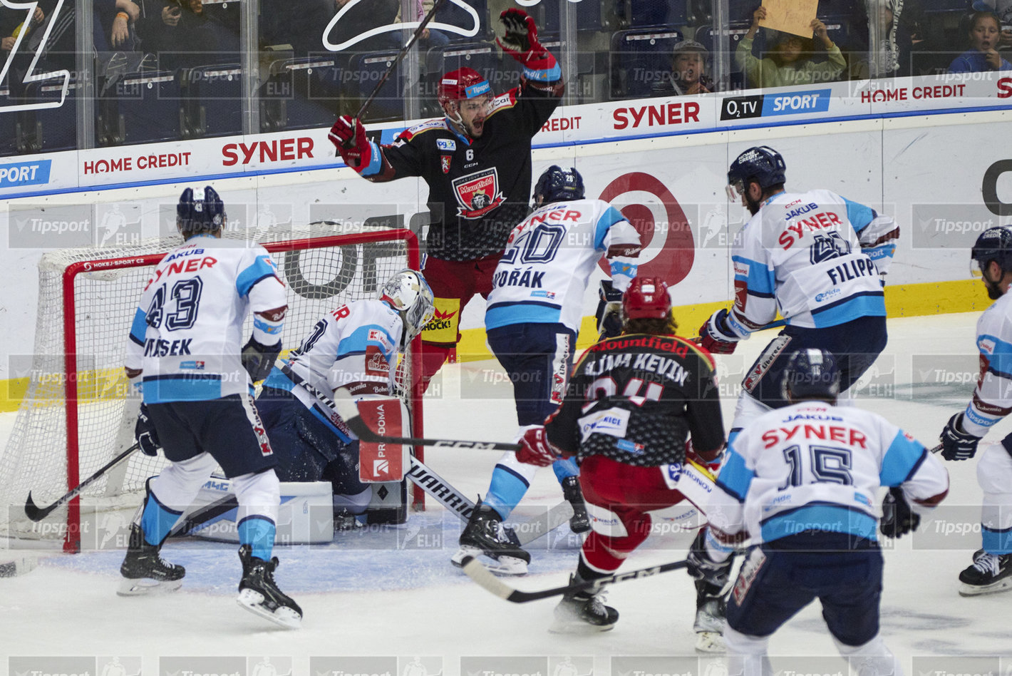 Lukáš Cingel se raduje z 1. gólu Hradce, který vstřelil Aleš Jergl. Foto: Jiří Princ