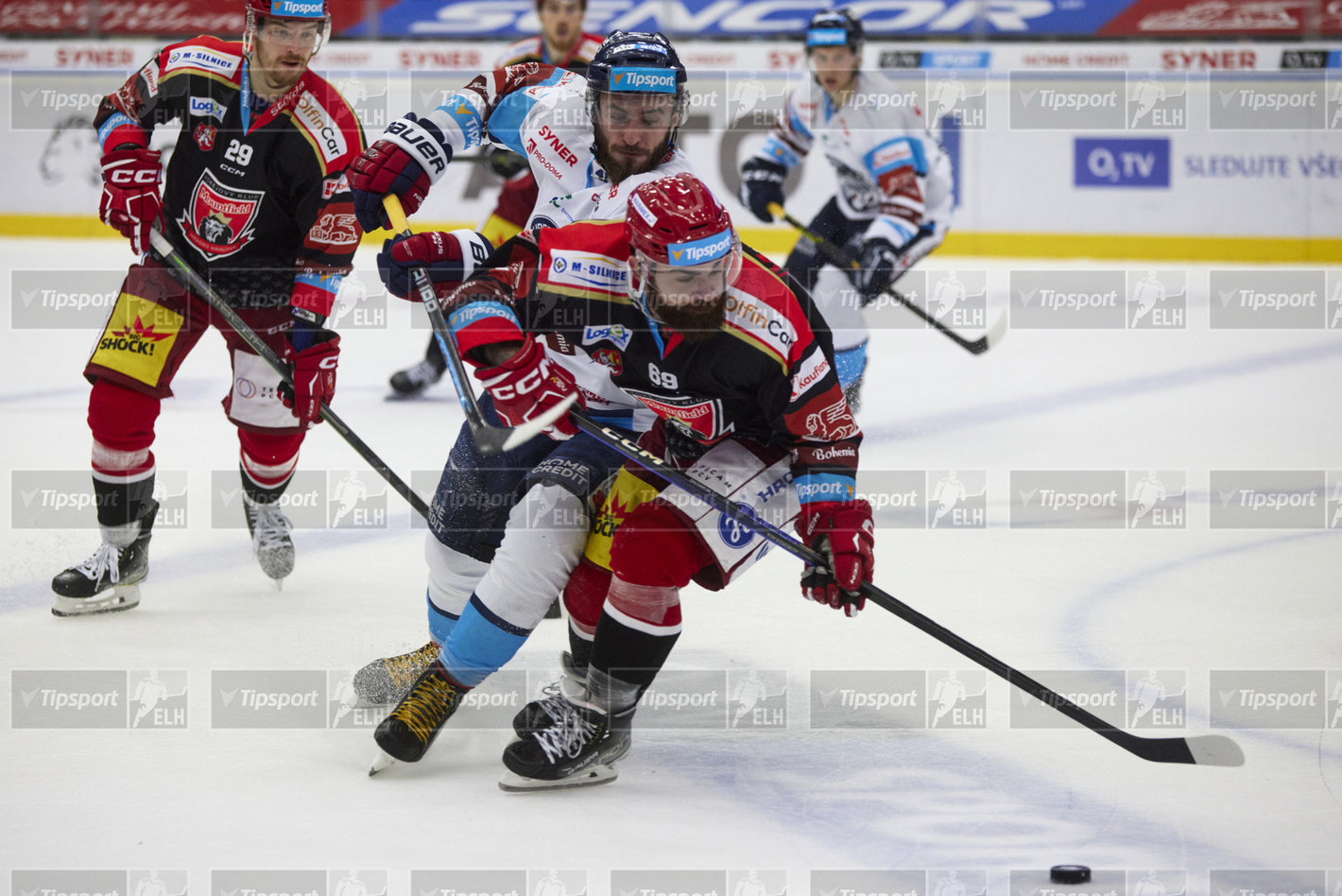 Marek Zachar připravil o puk Tomáše Filippiho. Foto: Jiří Princ