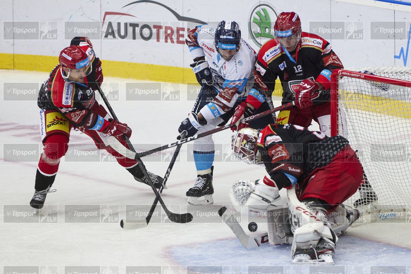 Petr Jelínek přihlíží úspěšnému zákroku hradeckého brankáře. Foto: Jiří Princ