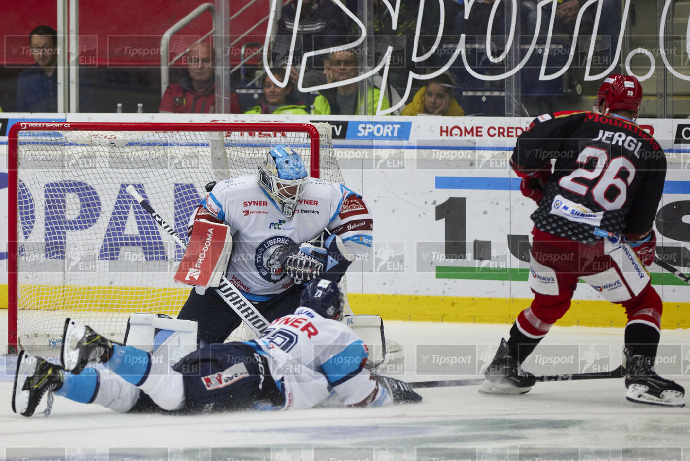 Aleš Jergl střílí 4. gól Hradce, vítězný gól zápasu. Foto: Jiří Princ