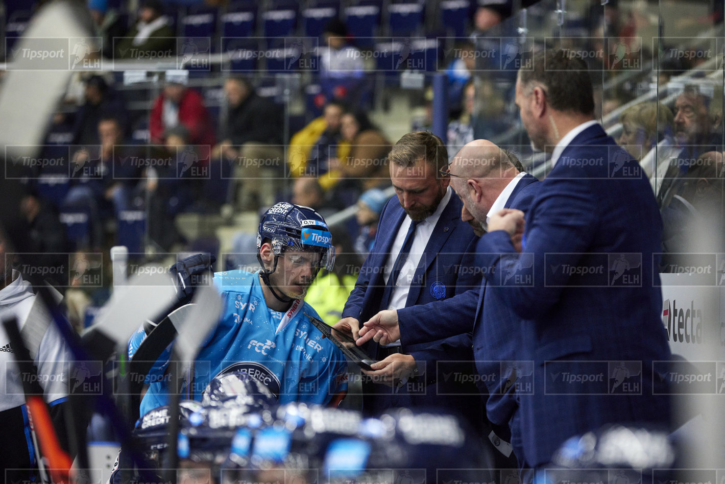 Porada na liberecké střídačce. Foto: Jiří Princ