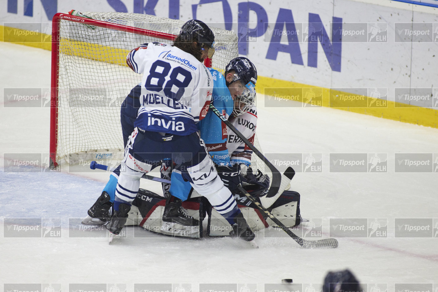 Srážka Jana Ordoše s brankářem Alešem Stezkou. Foto: Jiří Princ