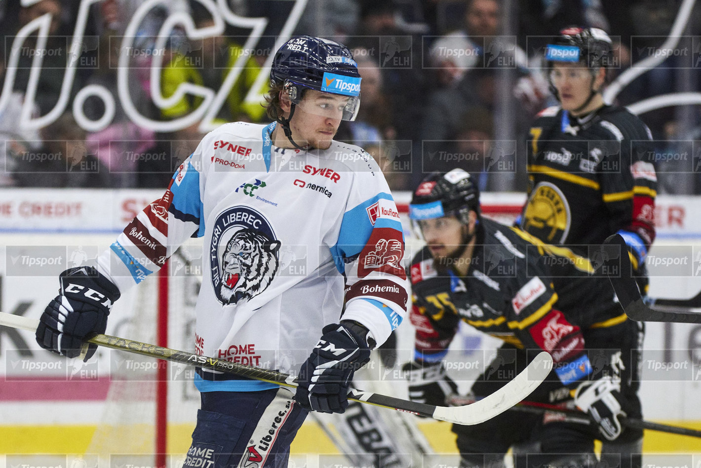 Adam Najman kontroluje postavení svých spoluhráčů před buly. Foto: Jiří Princ