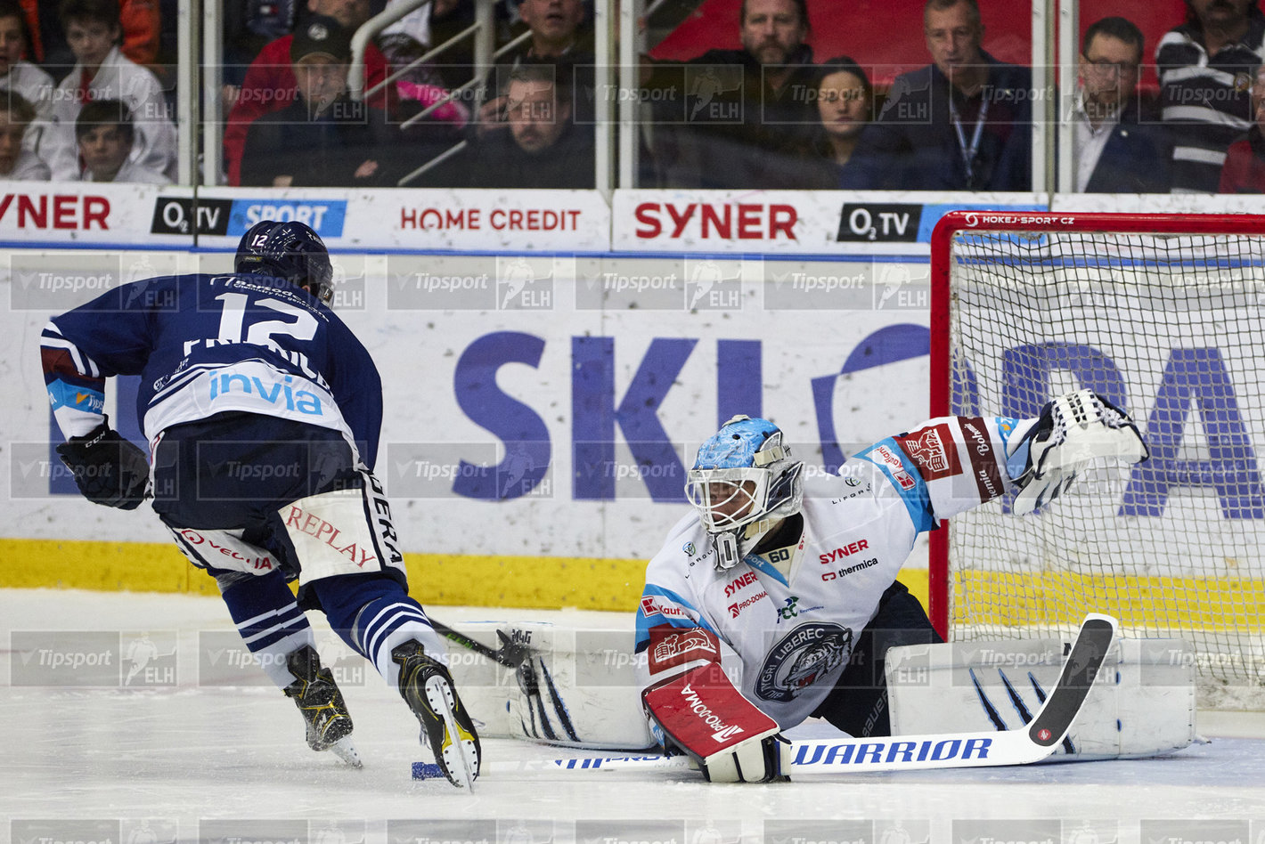 Úspěšný zákrok libereckého brankaře v nájezdech. Foto: Jiří Princ