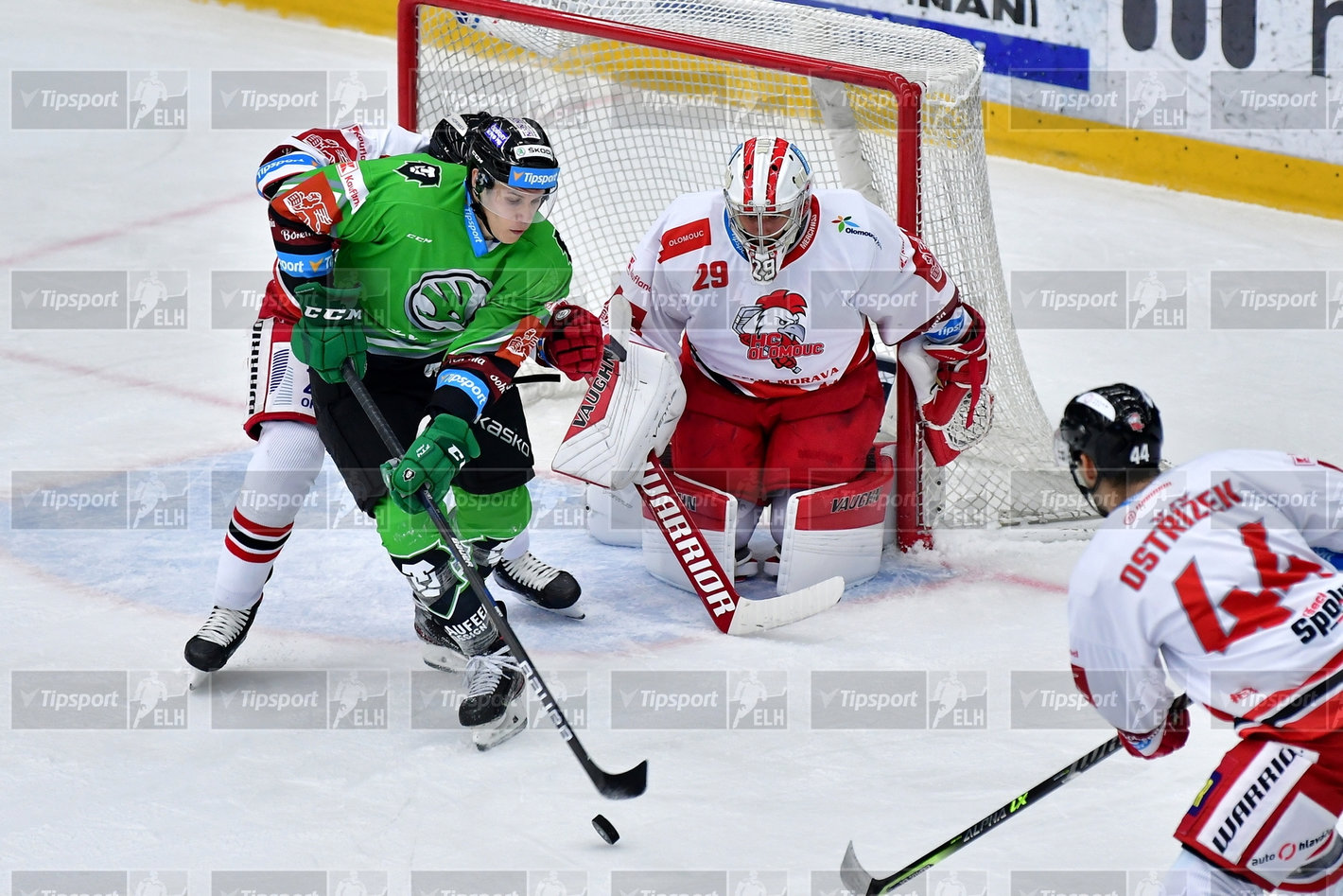 Domácí útočník Tomáš Fořt se snaží prosadit přes obránce HC Olomouc. Foto: Jan Pavlíček.