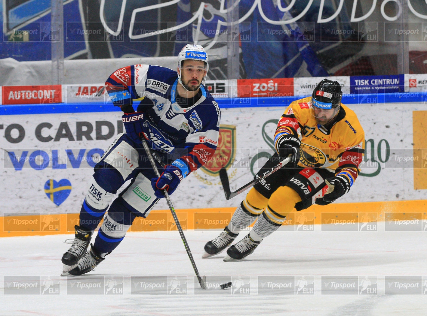 David Ostřížek (#44) unikající Matěji Chapupovi (#67). Foto: Ivo Dostál