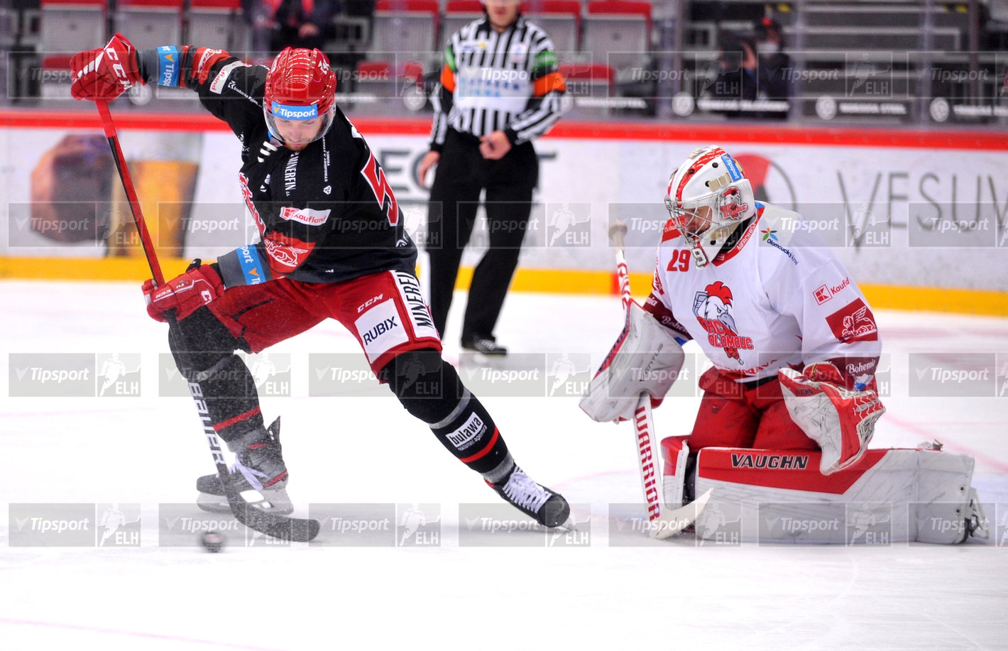 Marko Daňo tečuje před olomouckým golmanem. Foto: Marian Ježowicz