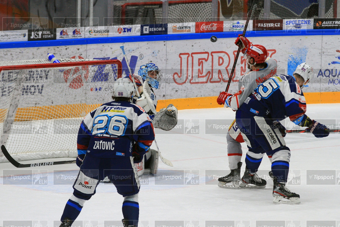 Jakub Sedláček a Kelly Klíma pozorují puk poletující před brněnskou brankou. Foto: Ivo Dostál