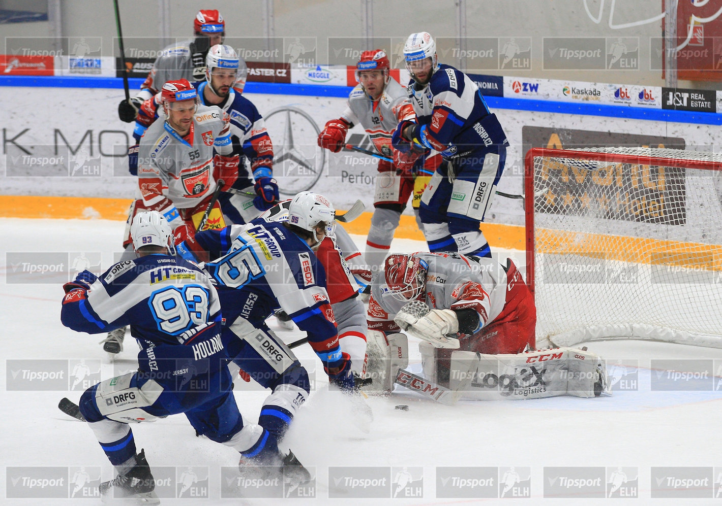 Henri Kiviaho lapá puk před Alexem Malletem. Foto: Ivo Dostál