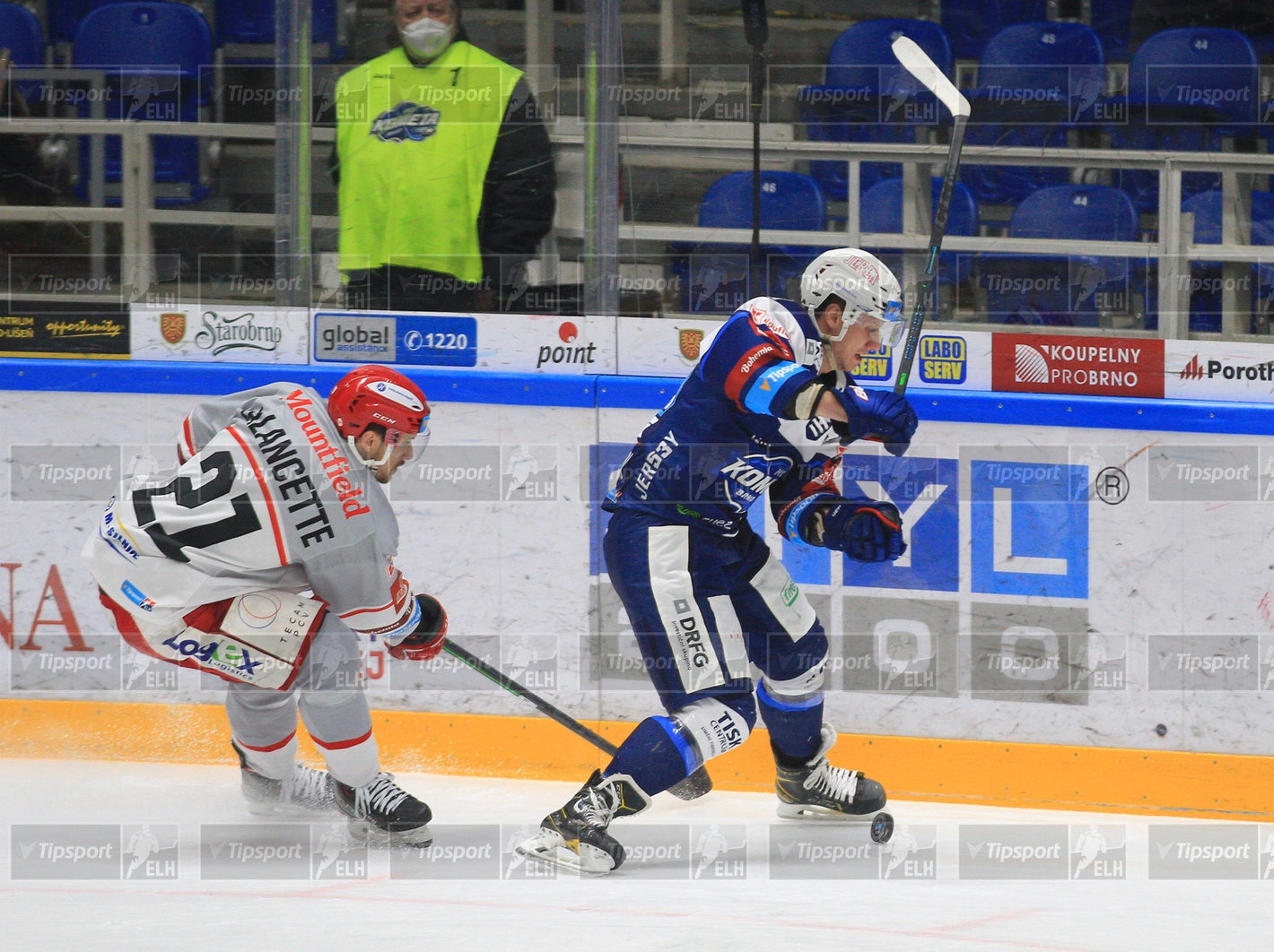 Lukáš Forman uniká Christophu Lalancettovi. Foto: Ivo Dostál