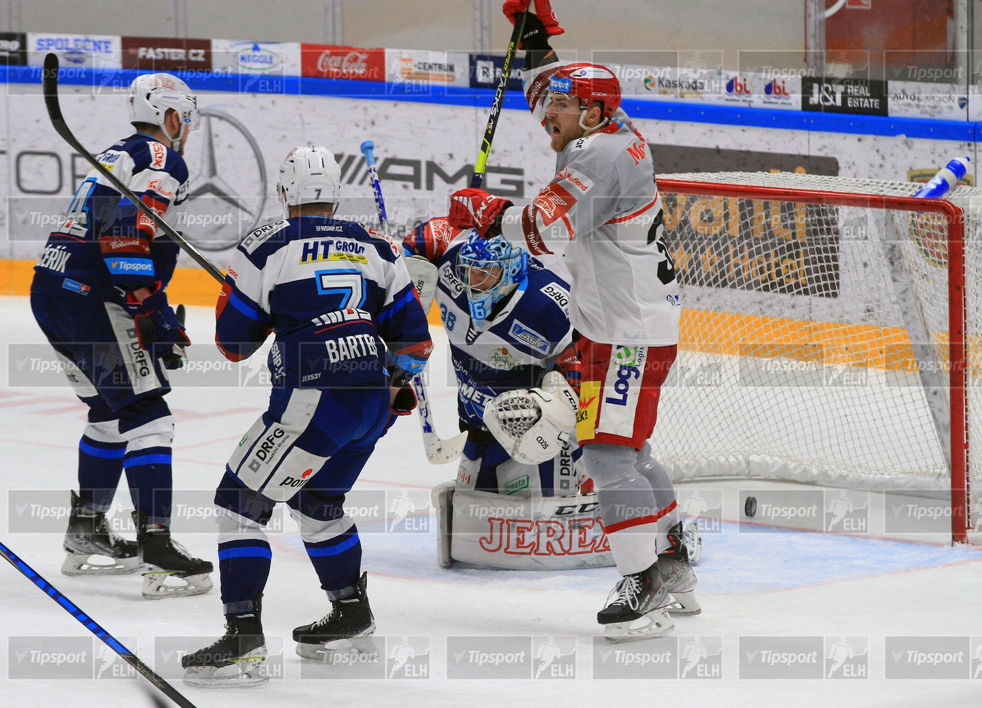 Jakub Lev oslavuje úspěšnou střelu spoluhráče. Foto: Ivo Dostál