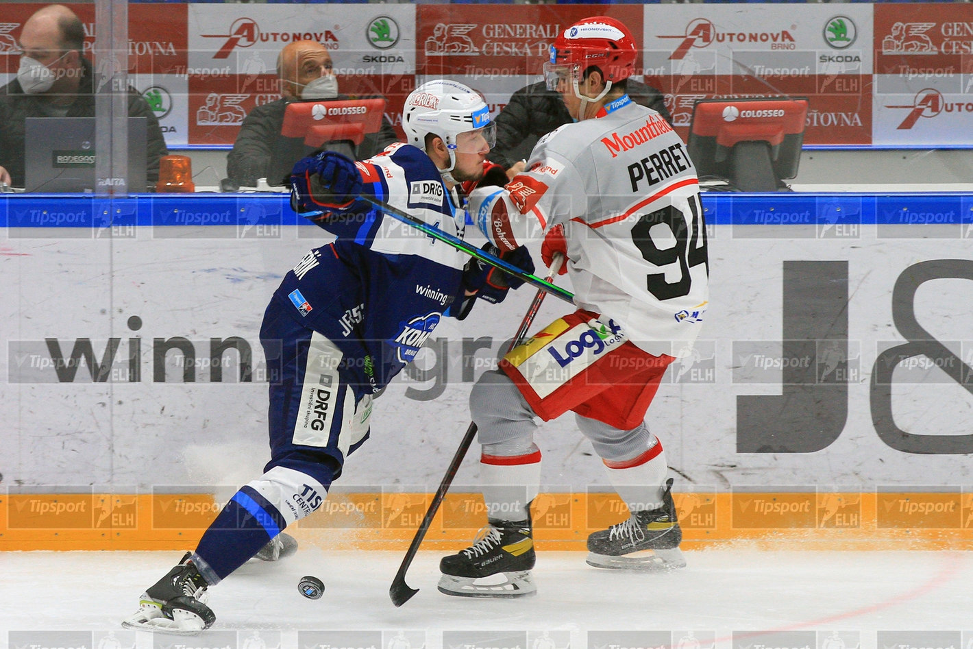 V souboji se přetláčejí Radek Kučeřík a Jordann Perret. Foto: Ivo Dostál