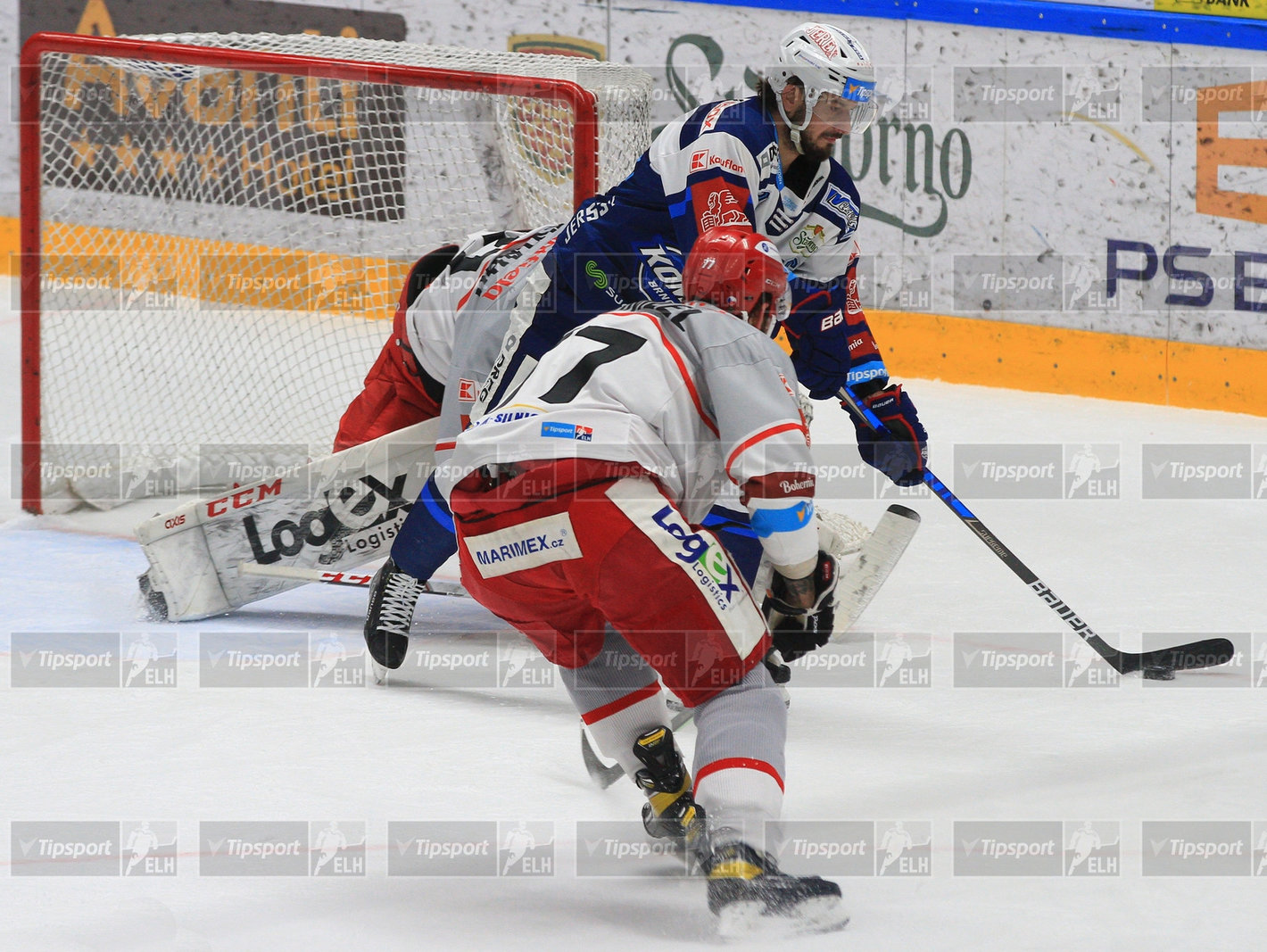 Martin Zaťovič atakovaný během brněnské pesilovky Richardem Nedomlelem. Foto: Ivo Dostál