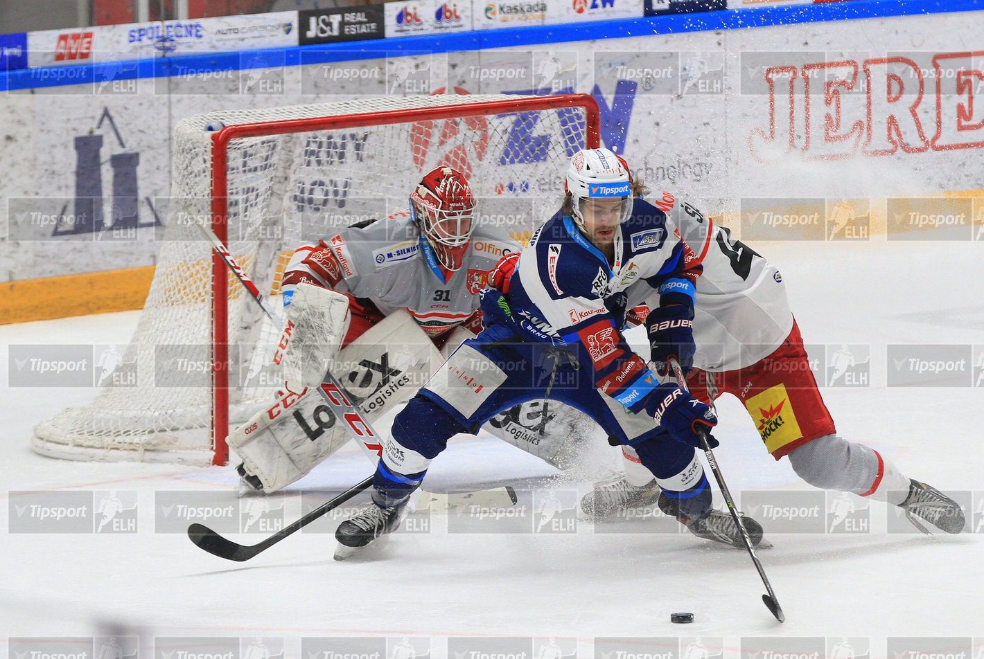 Alexandre Mallet kouzlí s pukem před brankou Henri Kiviaha. Foto: Ivo Dostál