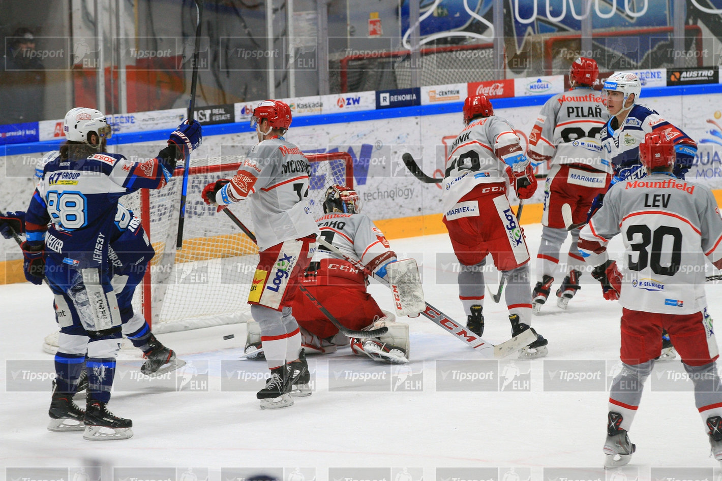 Peter Mueller oslavující jedinou branku Komety v utkání s Hradcem. Foto: Ivo Dostál