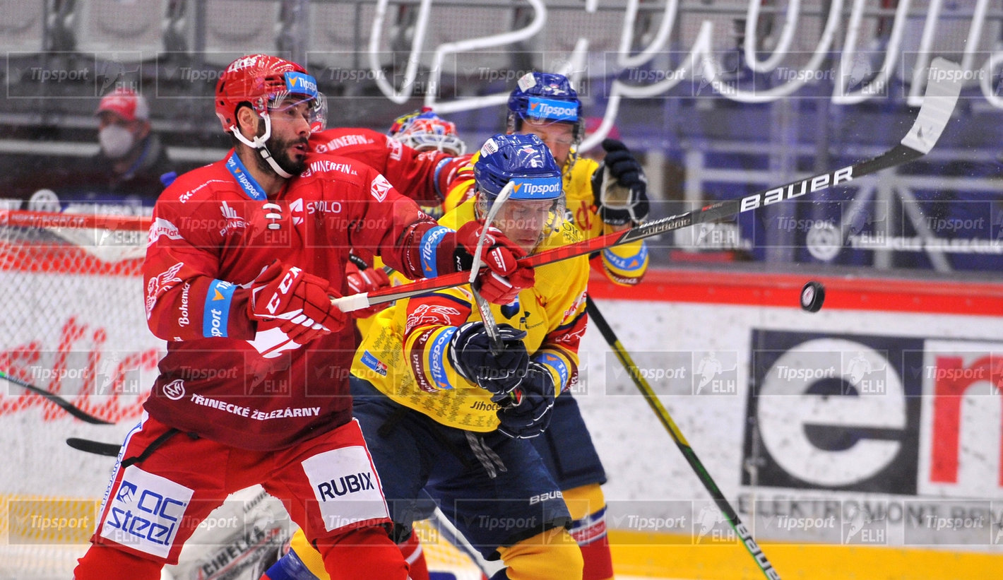 Erik Hrňa v souboji o puk. Foto: Marian Ježowicz