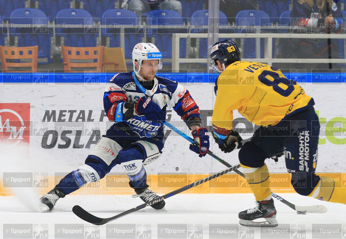 Michal Krištof se snaží obejít Radka Veselého (foto: Ivo Dostál)