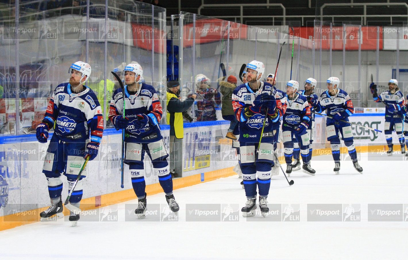 Hráči HC Kometa během závěrečné děkovačky (foto: Ivo Dostál)