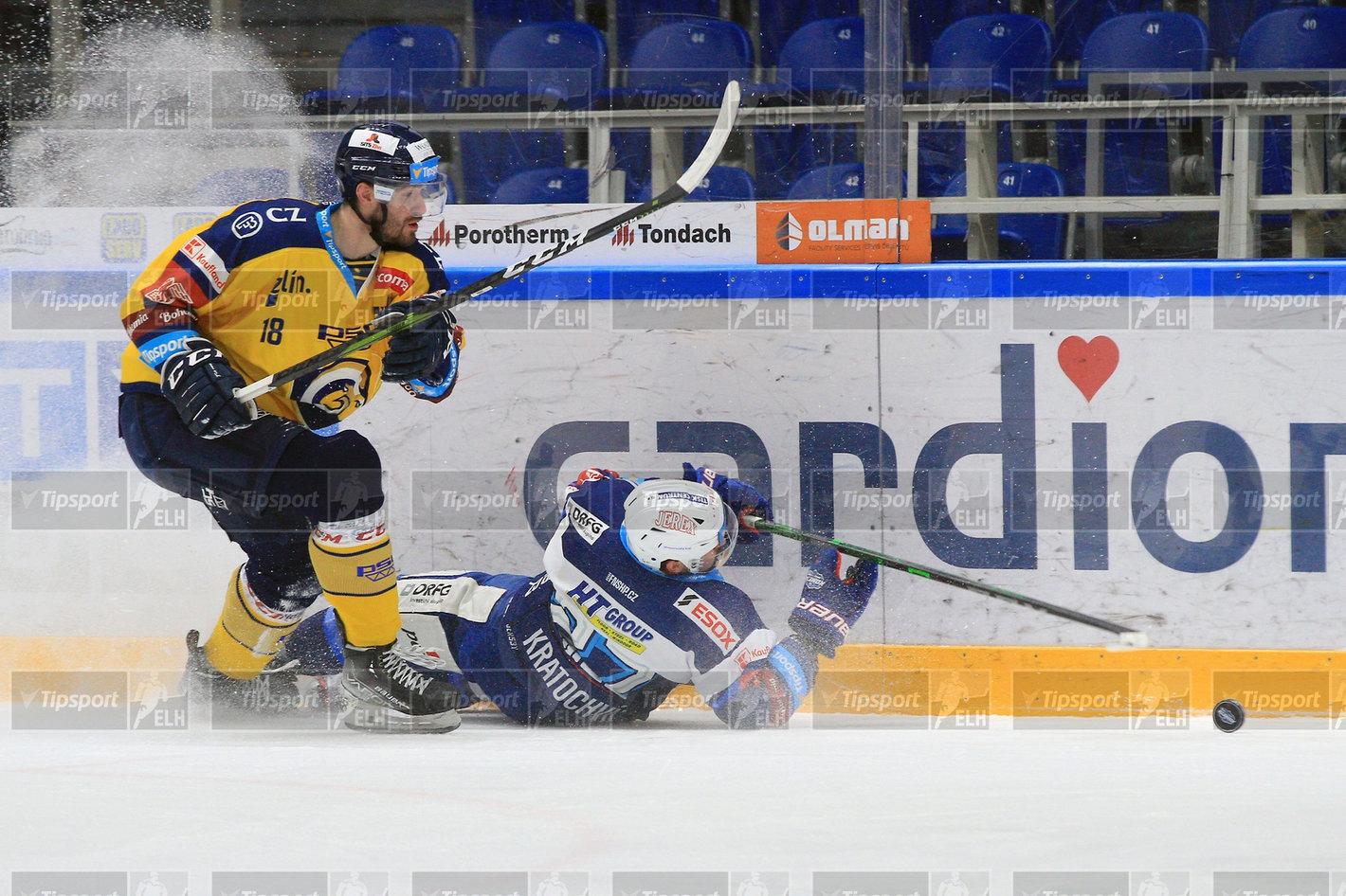 Martin Novotný proniká přes Petra Kratochvíla (foto: Ivo Dostál)