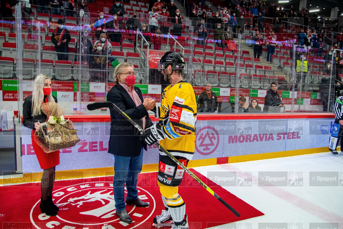 Prezident HC Oceláři Třinec Ján Moder předává cenu Viktoru Hüblovi
foto : Lukáš Filipec