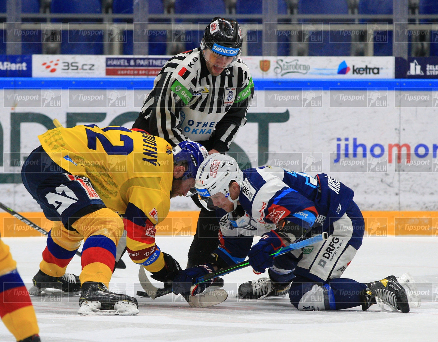 Souboj Jiříno Novotného s Michalem Krištofem po vhazování čárového sudího Gangera (foto: Ivo Dostál)