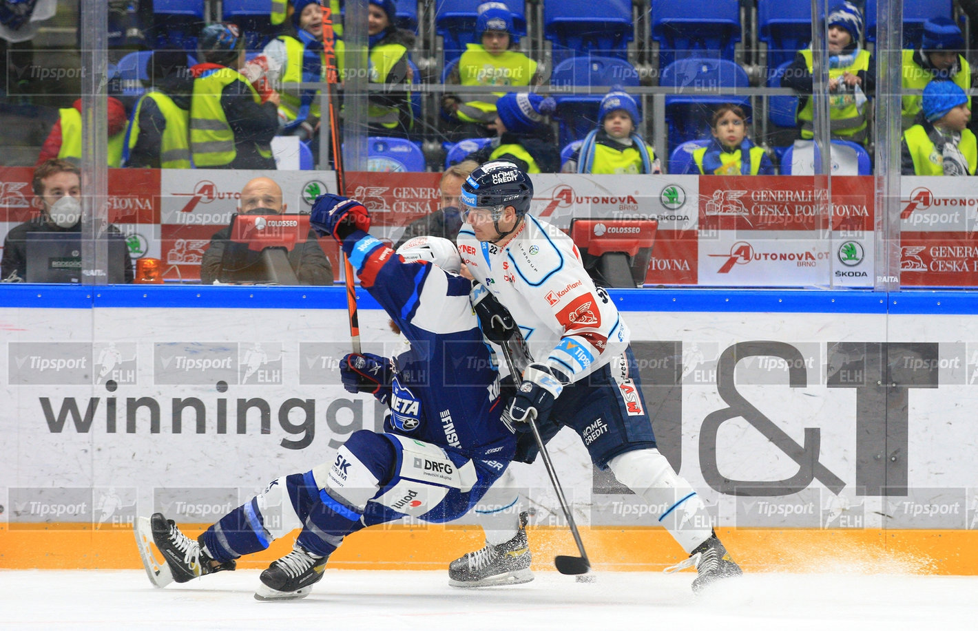 Kevin Tansey atakovaný Jakubem Šedivým (foto: Ivo Dostál)