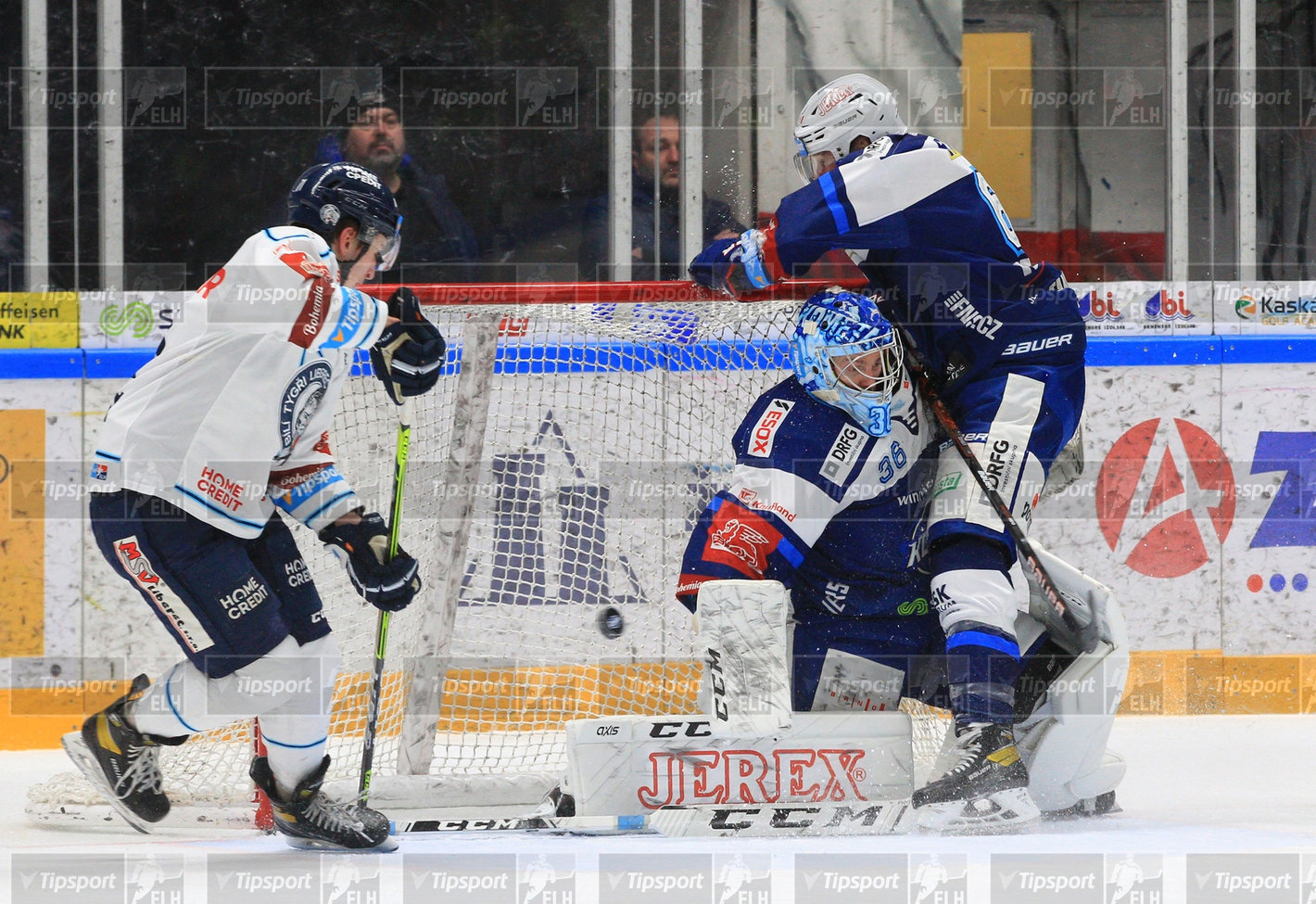 Kevin Tansey se dostal do kontaktu s brankářem Jakub Sedláčkem (foto: Ivo Dostál)