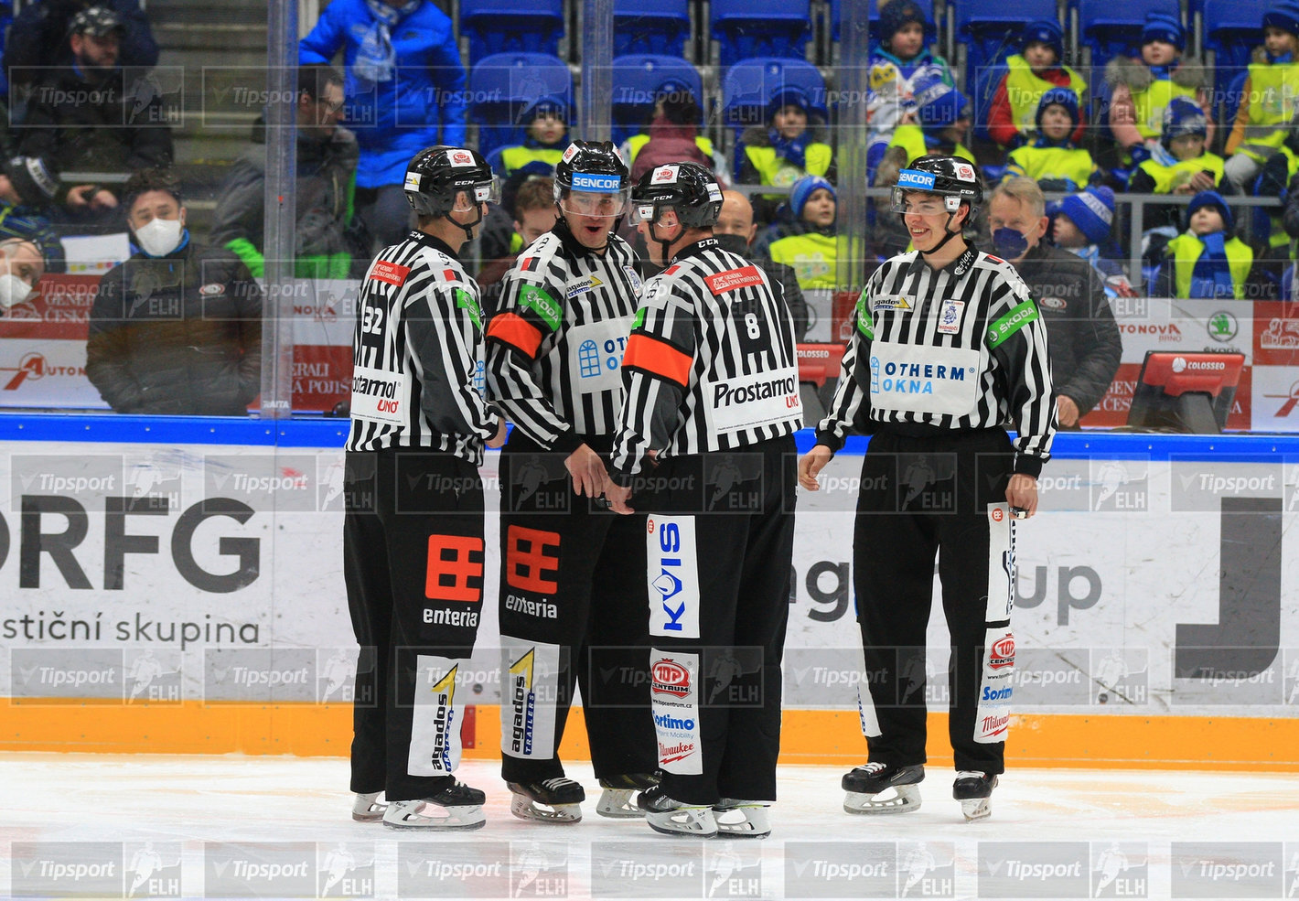 Rozhodčí zápasu: Jiří Gebauer, Roman Mrkva, René Hradil a Petr Šimánek (foto: Ivo Dostál) 