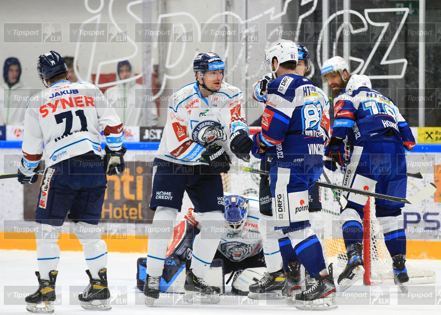 Tomáš Vincou ve sporu s Ladislavem Šmídem u liberecké branky (foto: Ivo Dostál)