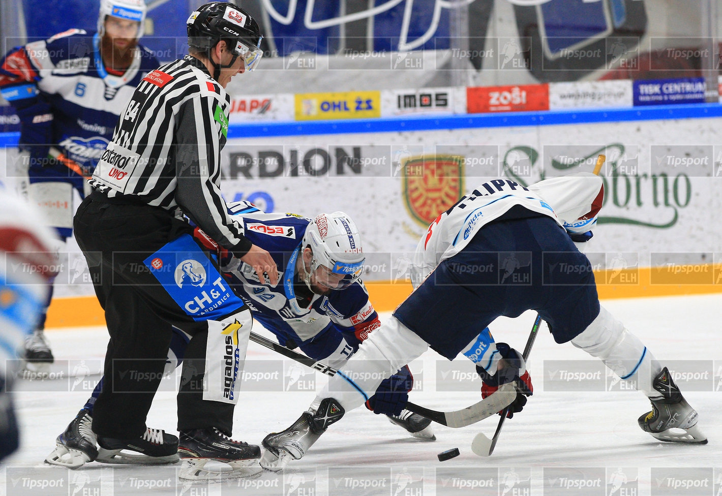 Petr Šimánek vhazuje buly mezi Davida Ostřížka a libereckého Filippiho (foto: Ivo Dostál)