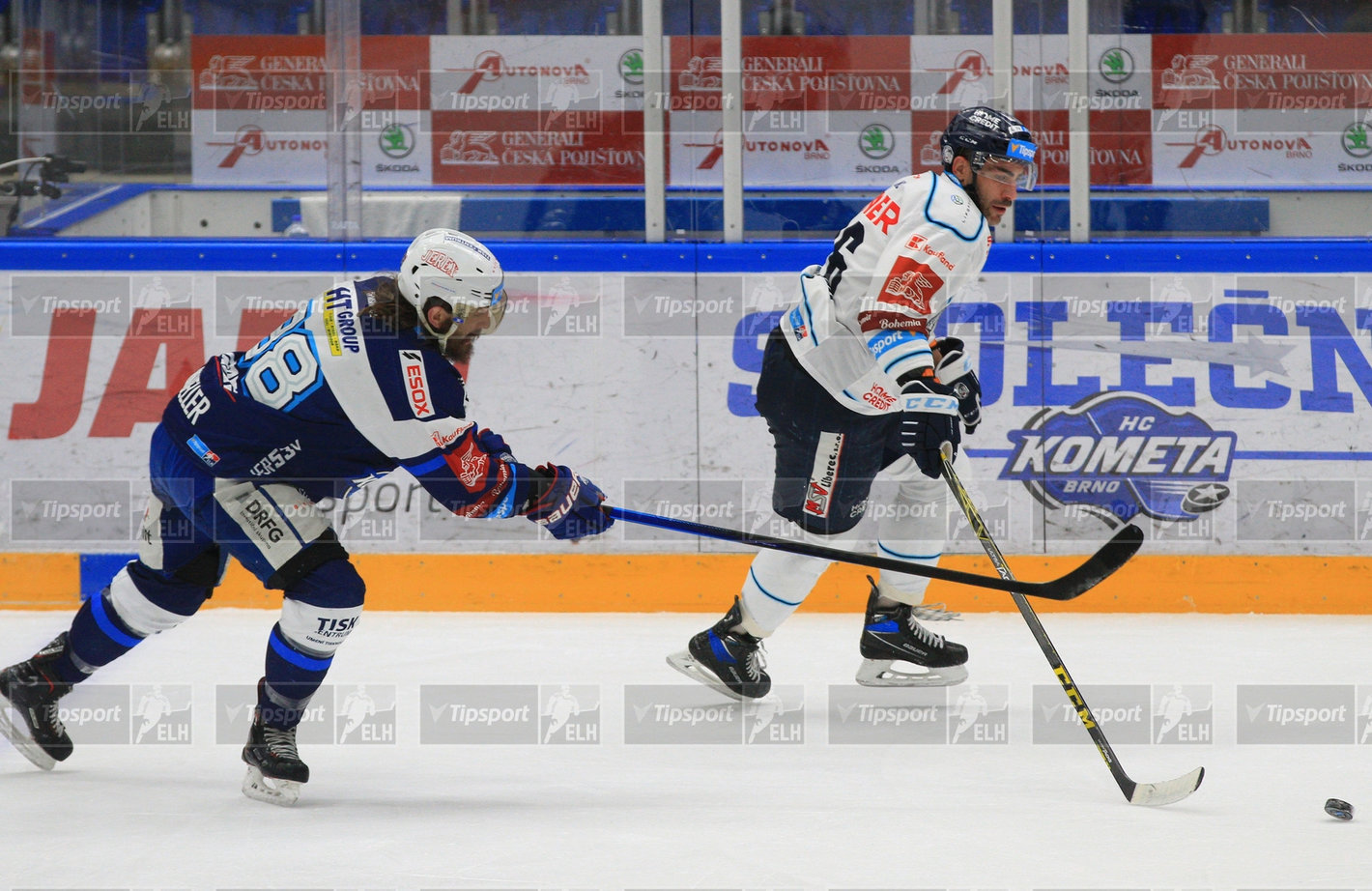 Petere Mueller napadá rozehru Petra Jelínka (foto: Ivo Dostál)