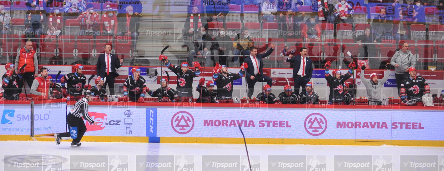 Radost třinecké střídačky.  Foto: Marian Ježowicz