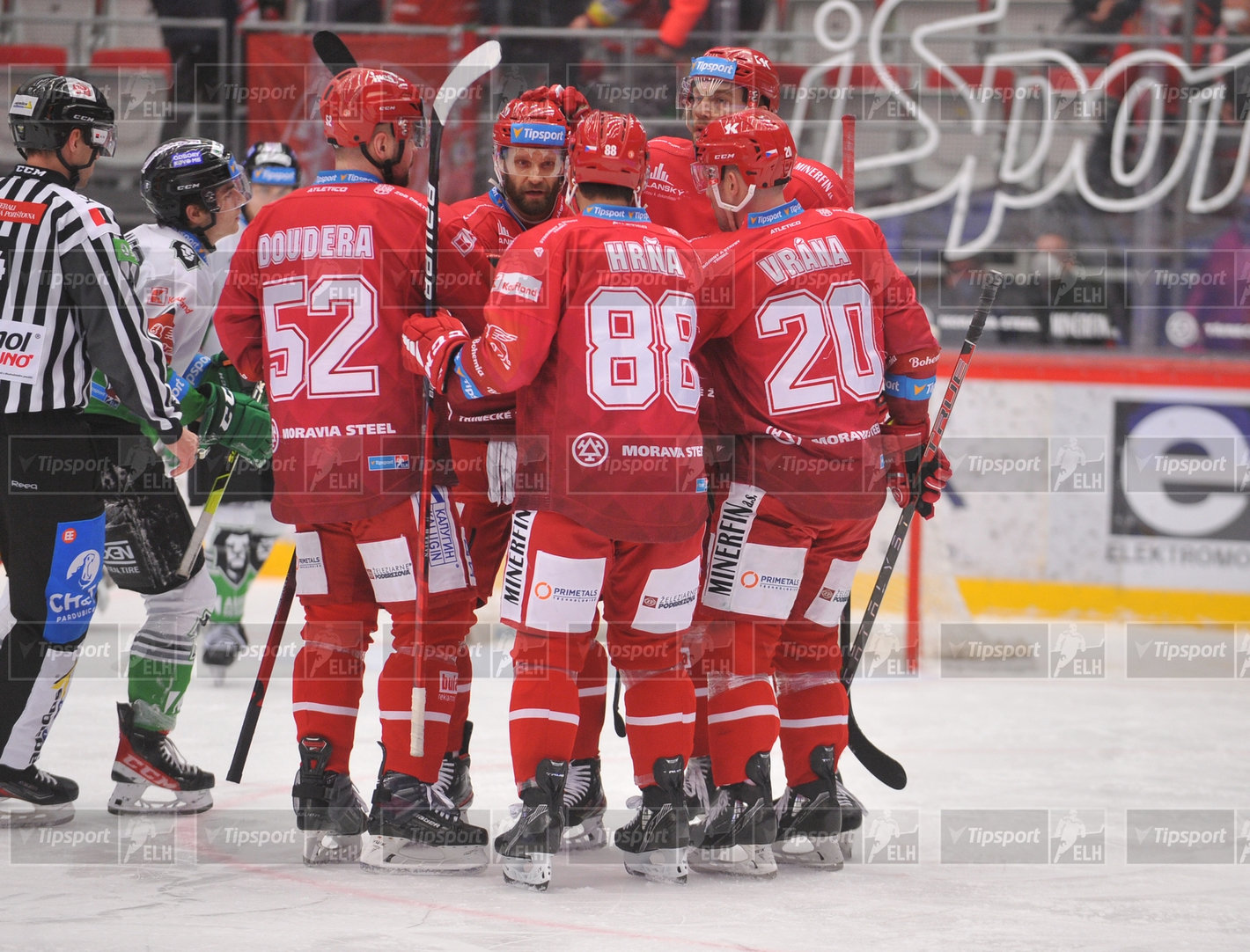 Radost třineckých hráčů. Foto: Marian Ježowicz