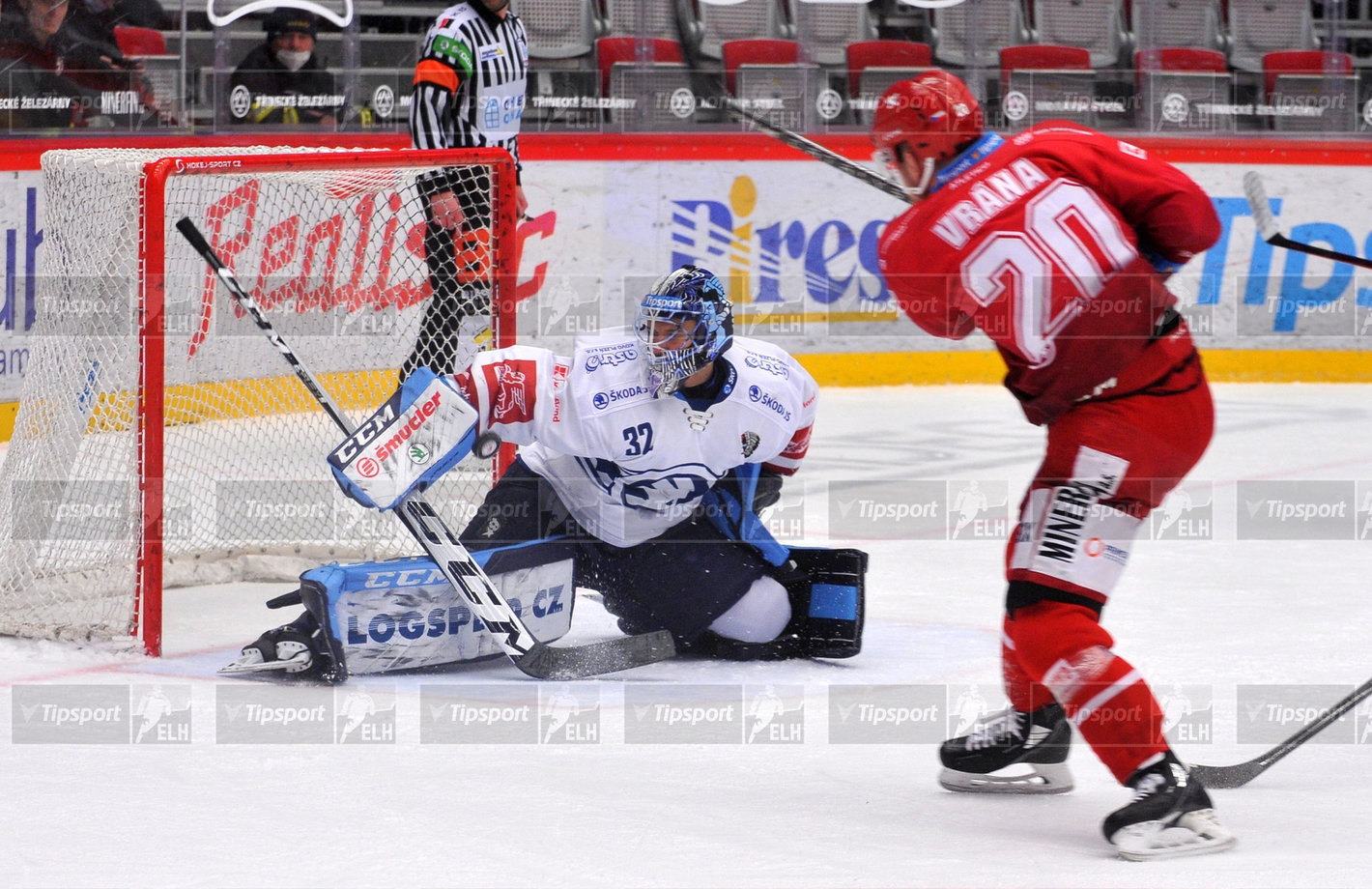 Petr Vrána střílí na plzeňskou branku. Foto: Marian Ježowicz